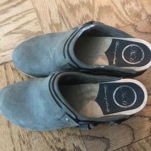 No 6 hunter green clogs